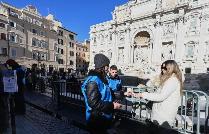 روما تفرض على السياح دفع 2 يورو لرمي عملات معدنية في نافورة تريفي