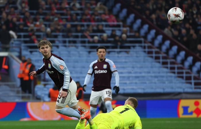 كيف
      تحوَّل
      هارفي
      إليوت
      موهوب
      خط
      الوسط
      إلى
      لاعب
      لا
      يريده
      أحد؟