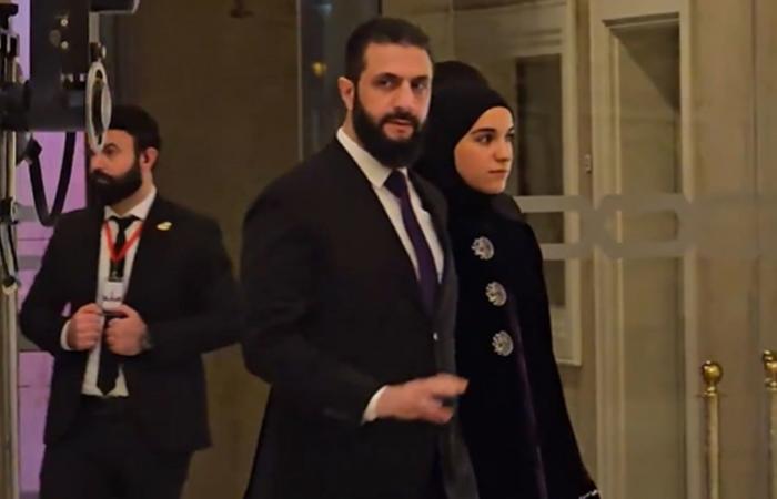 سوريا.. فيديو لطيفة الدروبي وأسلوب دخولها بجانب زوجها لمعرض الكتاب وتقديمها للنزول من على المنصة