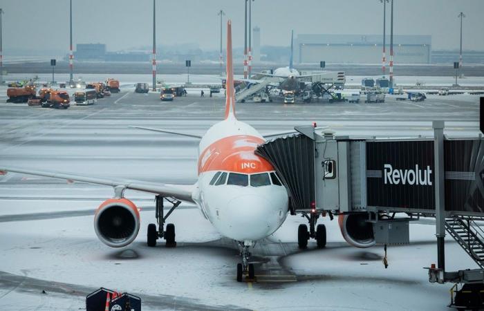 مطار برلين الدولي يعلن استمرار توقف حركة الطيران بسبب "الجليد الأسود"