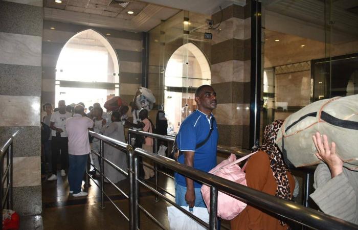 العليمي
      يعلن
      تشكيل
      الحكومة
      اليمنية
      الجديدة