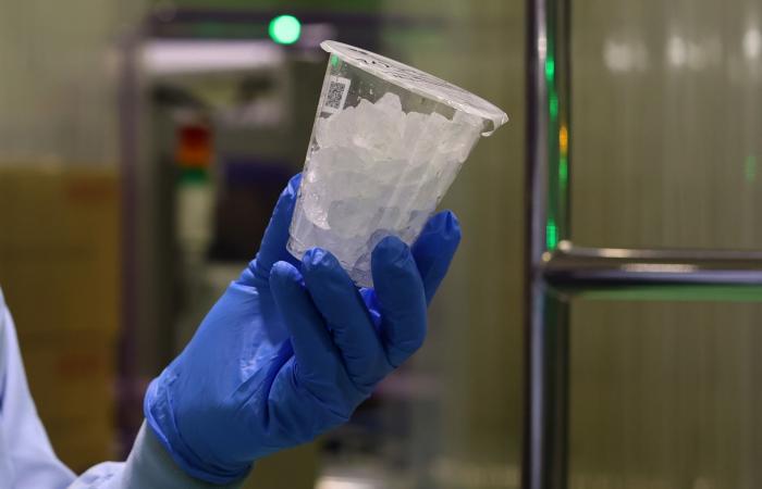 مكعبات الثلج على البشرة..صيحة فعّالة أم خدعة مؤقتة؟