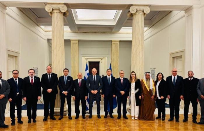  سفير قطر يشارك في اجتماع وزير الخارجية اليوناني مع السفراء العرب