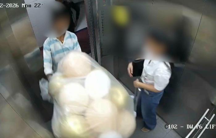 شاهد.. لحظة انفجار بالونات مملوءة بالغاز داخل مصعد