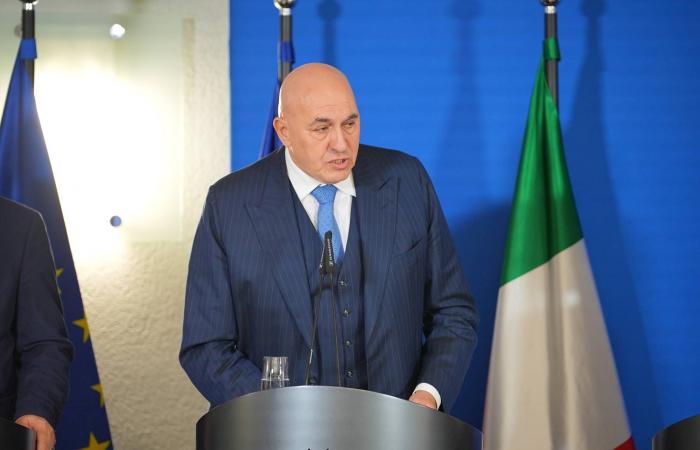 فيصل
      بن
      فرحان
      وتوم
      برَّاك
      يبحثان
      مستجدات
      أوضاع
      سوريا