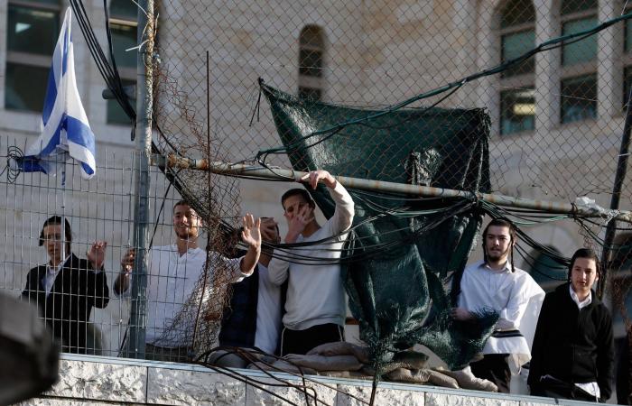 الحكم
      على
      نرجس
      محمدي
      الحائزة
      جائزة
      نوبل
      للسلام
      بالسجن
      6
      أعوام
      في
      إيران