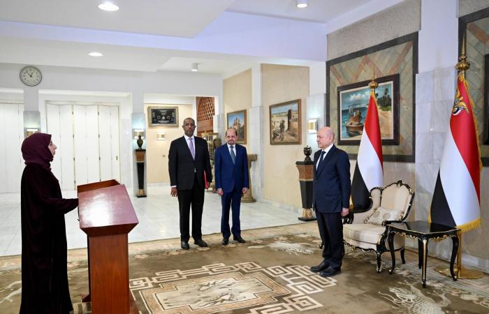 حكومة
      الزنداني
      تؤدي
      اليمين
      وفي
      انتظارها
      ملفات
      مثقلة
      بالتحديات