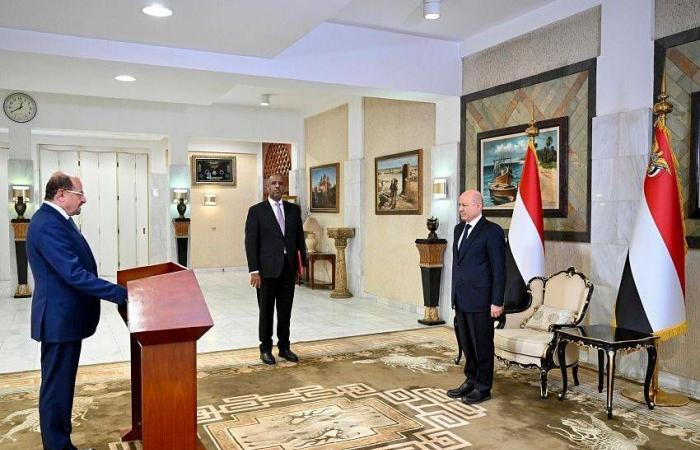 حكومة
      الزنداني
      تؤدي
      اليمين
      وفي
      انتظارها
      ملفات
      مثقلة
      بالتحديات