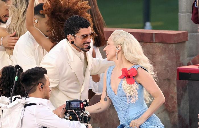 وردة حمراء وفستان "سالسا" أزرق..ليدي غاغا تفاجئ الحضور في "سوبر بول"