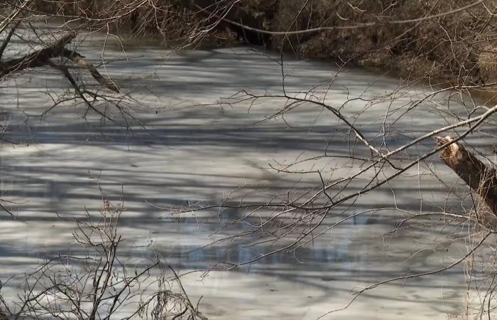 لم يدركا أنه هش.. صبيان يغرقان بعد سقوطهما في جدول ماء مغطى بالجليد