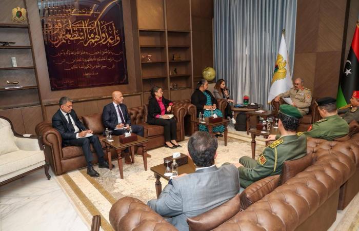 مصر:
      السيسي
      يُجري
      مشاورات
      مع
      رئيس
      الوزراء
      لإجراء
      تعديل
      حكومي