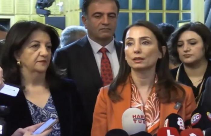 ترمب
      يلوّح
      بحاملة
      طائرات
      ثانية
      إذا
      فشلت
      المفاوضات
      مع
      إيران