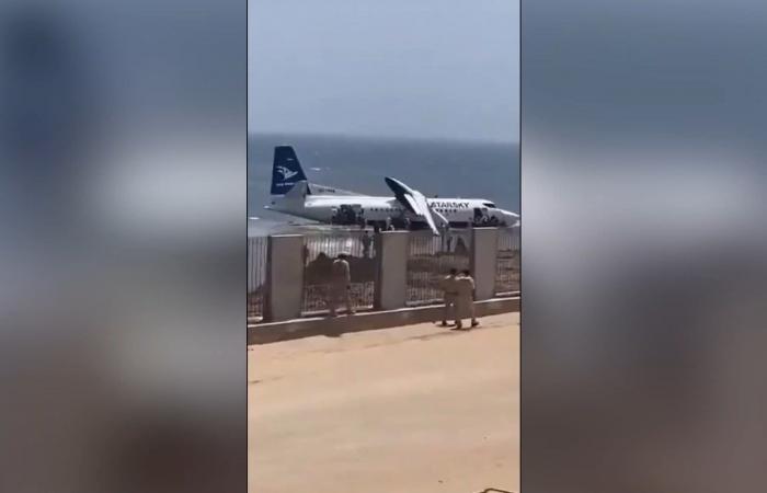 تحطم طائرة تقل 55 شخصًا في مطار مقديشو.. وجميع الركاب سالمون