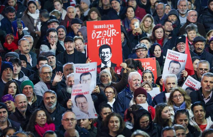 تركيا:
      تعديل
      وزاري
      شمل
      وزارتَي
      العدل
      والداخلية
      يفجّر
      جدلاً
      واسعاً