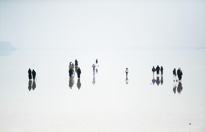 بحيرة في السعودية تُربك الناظرين إليها بسبب بياضها الاستثنائي