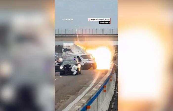 لحظات مرعبة.. كاميرا توثق هجومًا مسلحًا وتفجير شاحنة من قبل ملثمين بإيطاليا