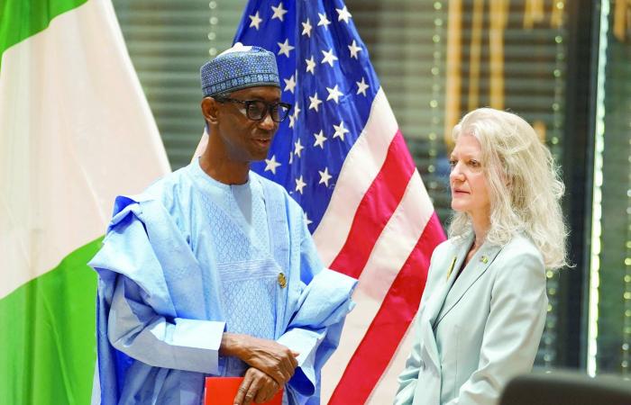 الولايات
      المتحدة
      تعتزم
      نشر
      200
      جندي
      في
      نيجيريا