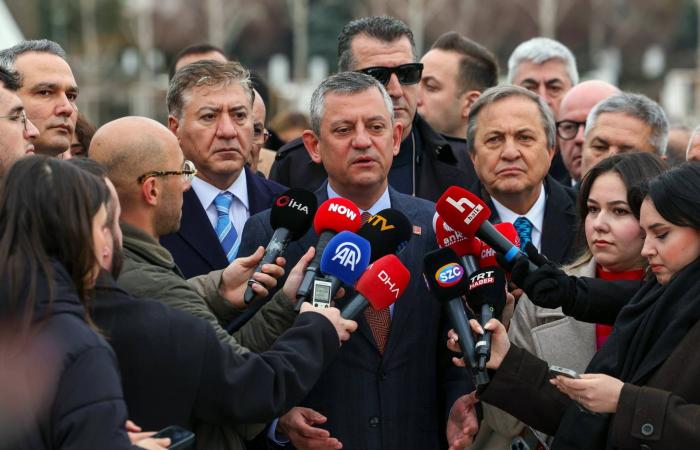 تركيا:
      تعديل
      وزاري
      شمل
      وزارتَي
      العدل
      والداخلية
      يفجّر
      جدلاً
      واسعاً