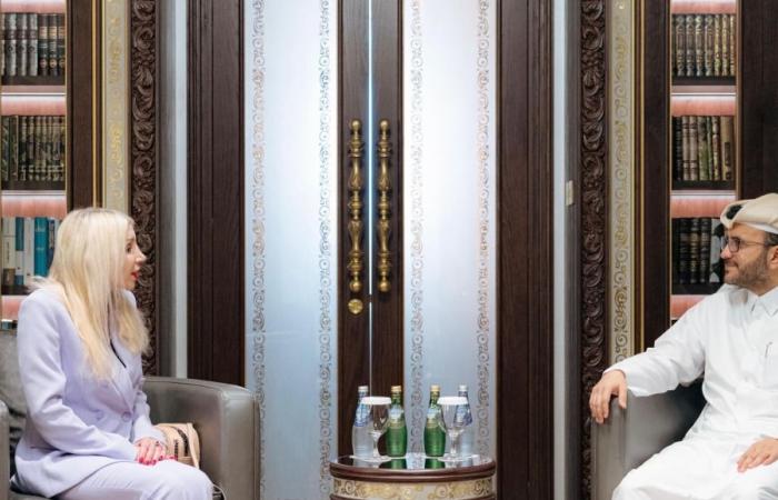 د. ماجد الأنصاري يجتمع مع المديرة السياسية لوزارة الخارجية القبرصية