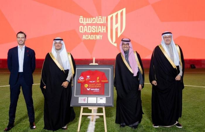 سعود
      بن
      طلال
      بن
      بدر
      يُدشِّن
      أكاديمية
      القادسية
      في
      الأحساء