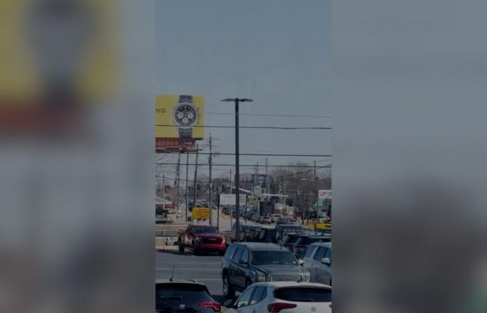 طائرة تهبط اضطراريًا على طريق مزدحم وتصطدم بعدد من السيارات.. فيديو يوثق اللحظة