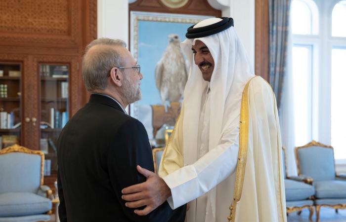 أمير قطر يلتقي علي لاريجاني.. وهذا ما ناقشاه في ظل التوترات بالمنطقة