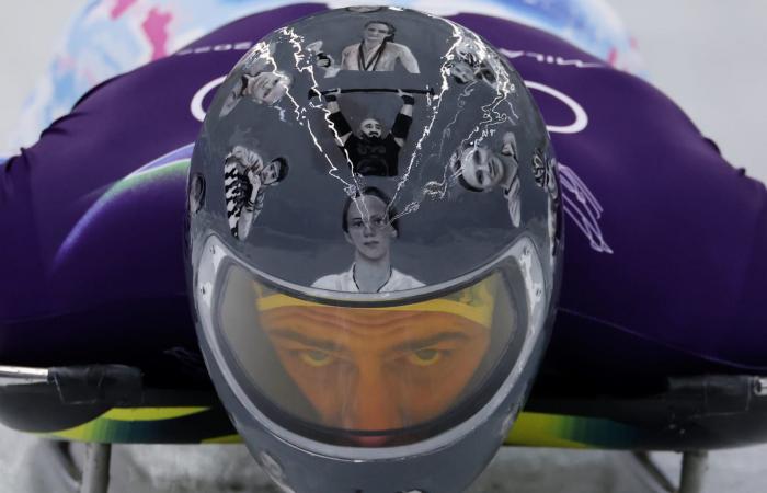 بخوذة تحمل صورهم.. أولمبي أوكراني يُكرّم الرياضيين الذين قضوا في الحرب