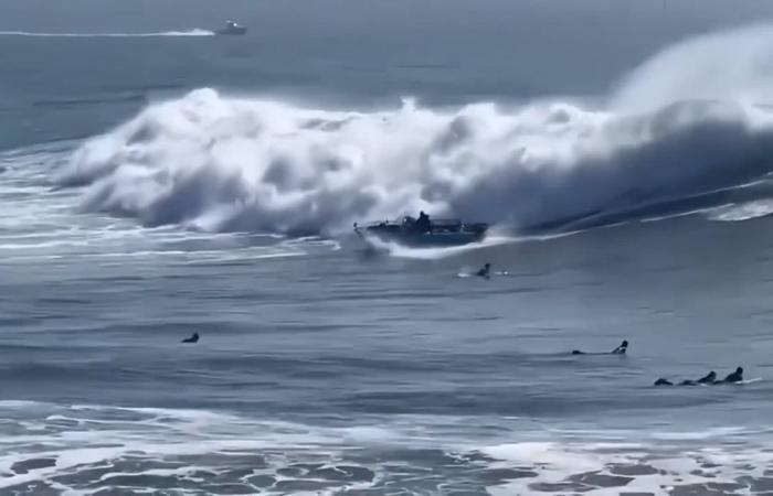 موجة عاتية تقلب قاربا أمام الكاميرا.. وراكبو الأمواج يتدخلون لإنقاذ ركابه