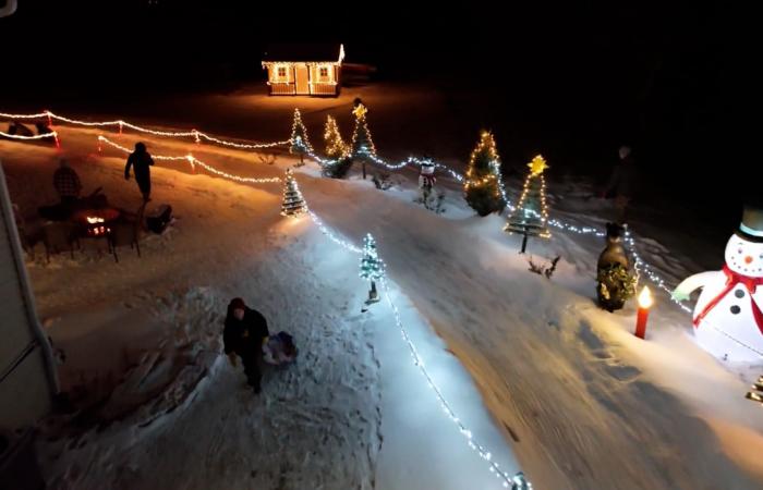 شاهد.. جدّ يصنع مدينة تزلج في حديقة منزله لإبهار أحفاده