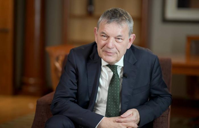 راكان
      بن
      سلمان...
      رجل
      القانون
      محافظاً
      للدرعية