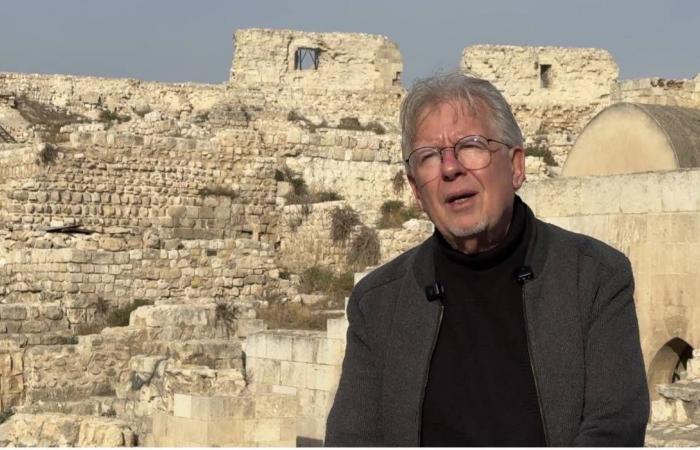 لصّ
      مجوهرات
      يفرّ
      على
      متن
      حمار
      بعد
      سطو
      ليلي
      في
      تركيا