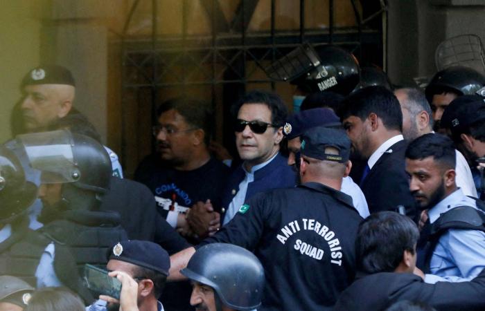 محام:
      عمران
      خان
      فقد
      85
      %
      من
      قدرة
      عينه
      اليمنى
      على
      الإبصار