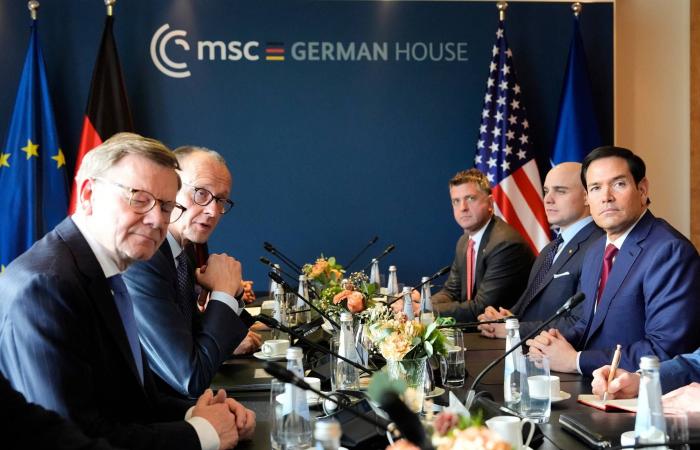 ماكرون:
      على
      العالم
      أن
      يقتدي
      بأوروبا
      بدل
      انتقادها