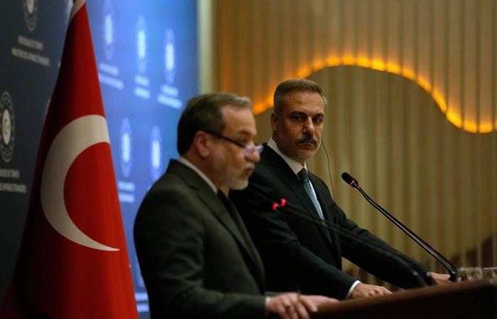 غروسي:
      الاتفاق
      مع
      إيران
      بشأن
      عمليات
      التفتيش
      ممكن
      لكنه
      «صعب
      للغاية»