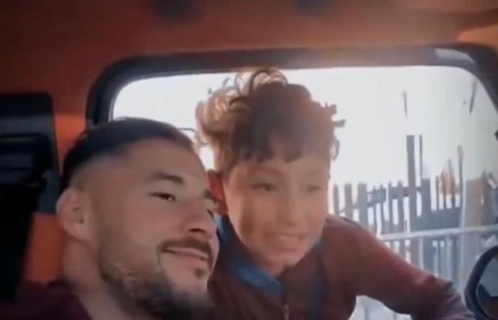 هدية غير متوقعة من يوسف بلايلي لطفل يبيع المناديل في شوارع الجزائر (فيديو)