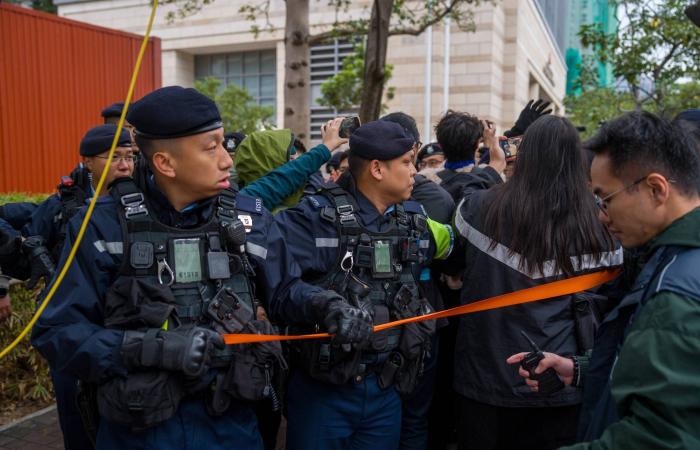 الديمقراطية...
      «غلالة
      رثَّت
      من
      الأدواء»