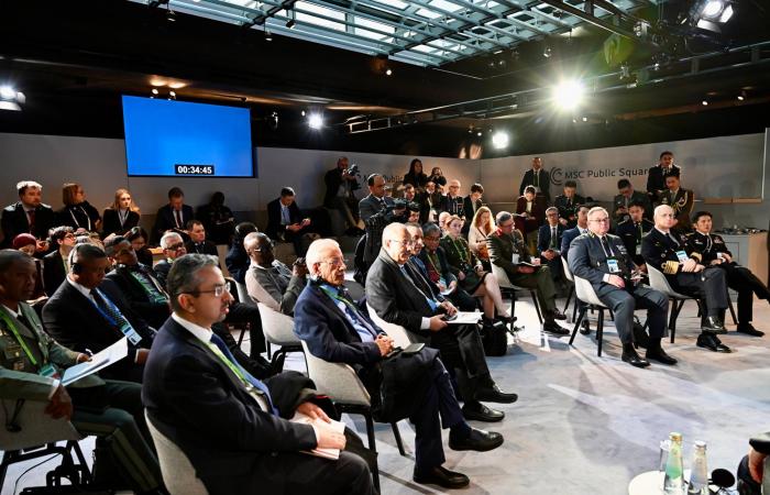 العليمي
      يدعو
      من
      ميونيخ
      إلى
      إعادة
      صياغة
      معادلة
      الأمن
      الإقليمي