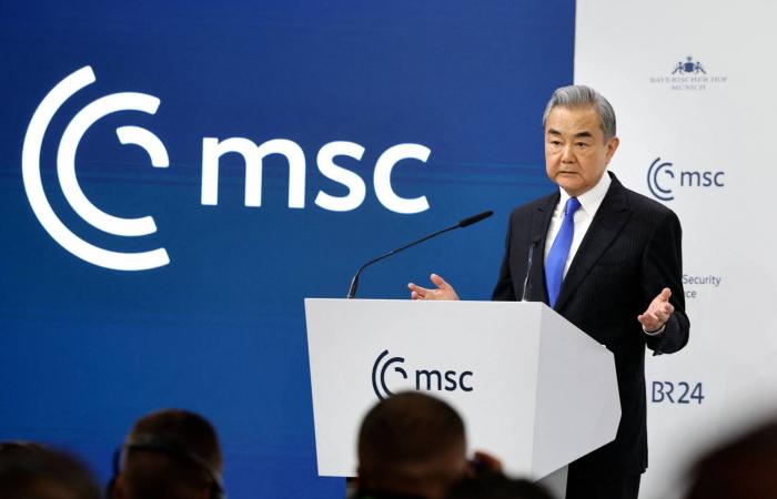 زيلينسكي
      يسخر
      من
      «بطن»
      أوربان
      في
      «مؤتمر
      ميونيخ
      للأمن»