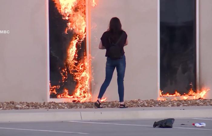 سكبت سائلًا وأشعلت النيران.. كاميرا ترصد سيدة تحاول إحراق مبنى بأمريكا