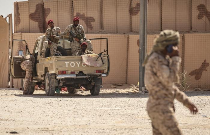 مستشار الملك حمد بن عيسي يعلق على أنباء حول وساطة البحرين لحل "الخلافات الخليجية"