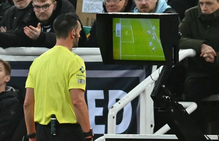 دورتموند
      يفقد
      شلوتيربيك
      وزوله
      أمام
      أتالانتا