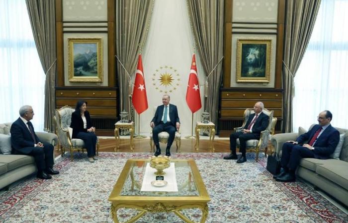 تركيا:
      إنجاز
      إعداد
      الإطار
      القانوني
      للسلام
      مع
      الأكراد
      وسط
      تحفظات
      ومخاوف