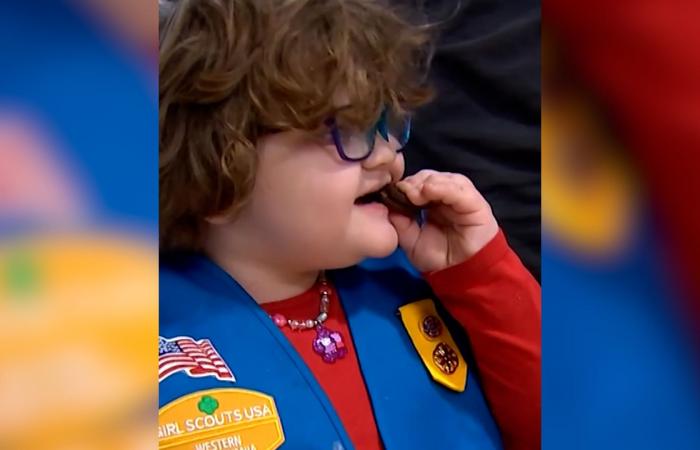 طفلة ظريفة بعمر 6 سنوات تحقق رقمًا قياسيًا ببيع أكثر من 75 ألف علبة من بسكويت فتيات الكشافة