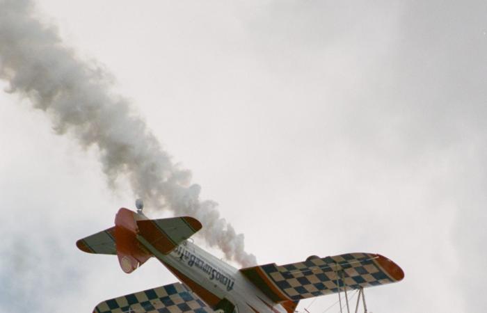 مصور توثق جرأة بريطانيتين تمشيان على أجنحة الطائرة بثبات