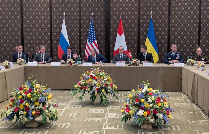 احتجاج
      الآلاف
      على
      محاكمة
      قادة
      جيش
      تحرير
      كوسوفو
      السابقين
      في
      جرائم
      حرب