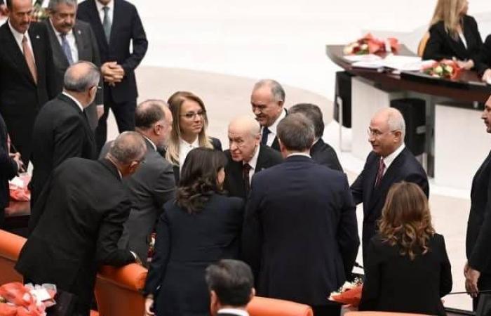 تركيا:
      أوجلان
      يعلن
      بدء
      «الاندماج
      الديمقراطي»