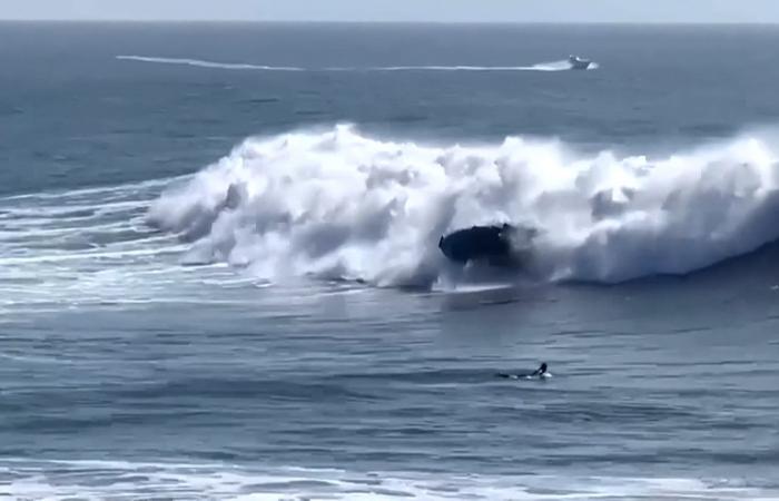 كاميرا توثق لحظات صادمة لانقلاب قارب عائلة في المحيط