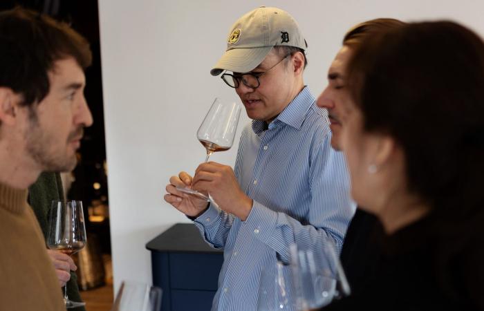 نجت من حربين عالميتين والكساد العظيم..هكذا فتح رجل أعمال قنينة نبيذ عمرها 127 عامًا في عيد ميلاده