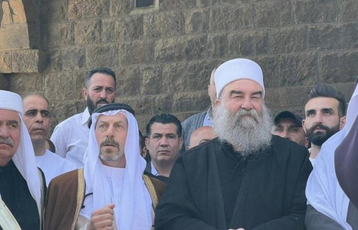 عبيدات:
      وصفي
      التل
      ضحى
      بنفسه
      وقناص
      غامض
      اغتاله