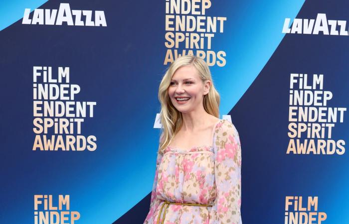 باميلا أندرسون تودّع إغراء التسعينيات..الزهري الهادئ نجم السجادة الحمراء